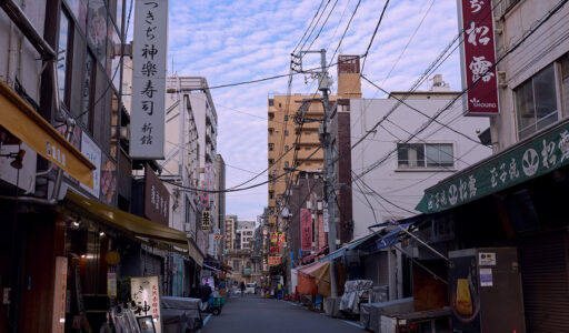 築地場外市場。どんどん寂れていってる感じで、人通りはほとんどない。Leica Q3 43