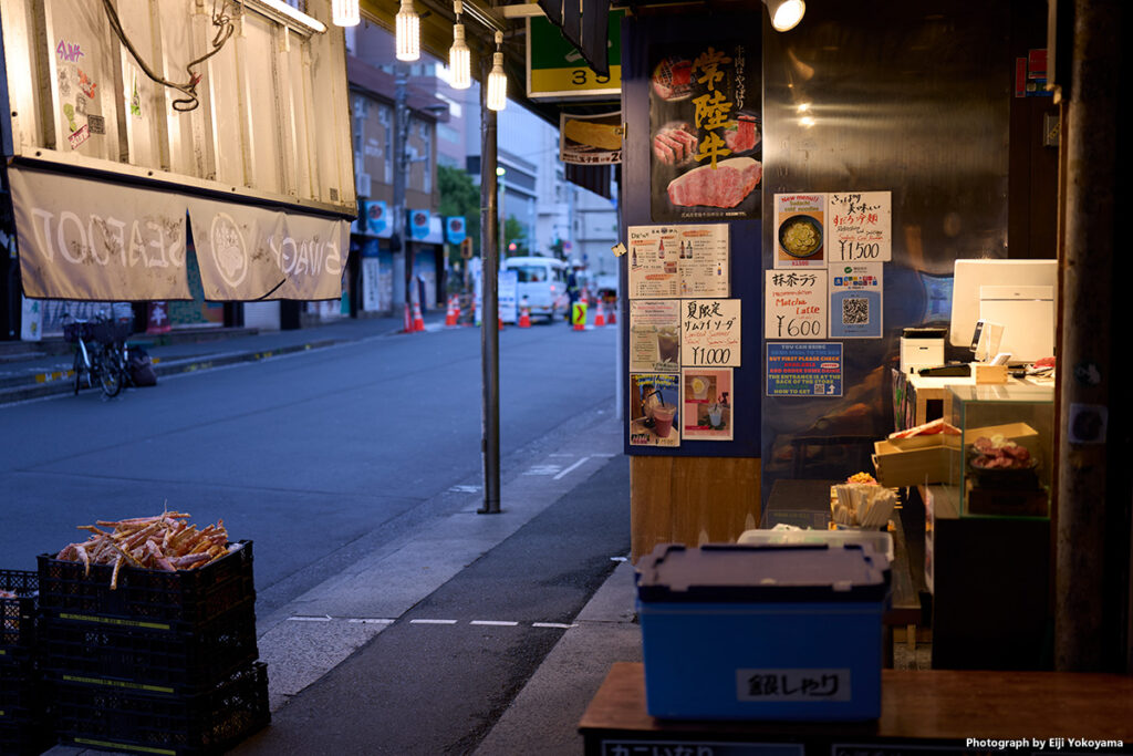 築地場外市場、ちょっといい雰囲気のお店。左下に積んであるカニの殻、ご自由にお持ち帰りください、と英語で箱に書いてある。いくら外国人観光客でも持ち帰る人いるのかな？