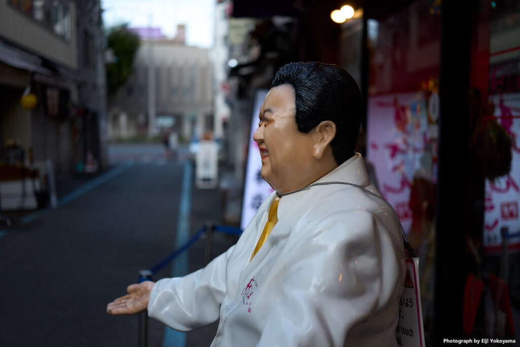 すしざんまい築地本店、店頭の社長像。こちらも毎度１枚、なぜか撮ってしまいます。
どんどん寂れて人通りが少なくなってゆく築地場外ですが、このお店はいつも客でいっぱいです。