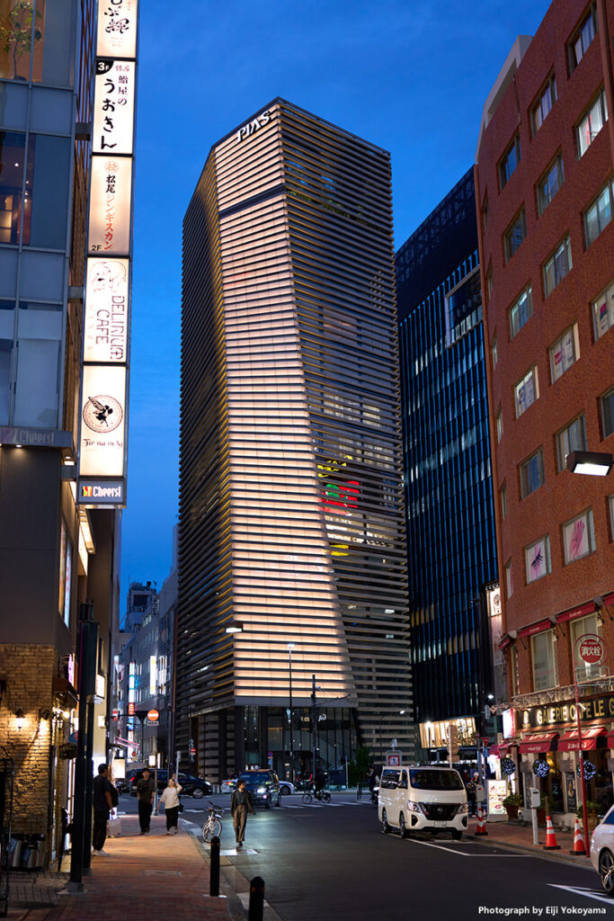 東銀座あたりでお気に入りのビル。中に入ったことはないですが、けっこう写真撮ってます。