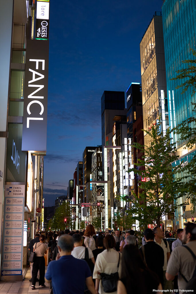 銀座４丁目あたり。一気に人が増えます。多くは外国人観光客。いつになったらオーバーツーリズムは収まるんでしょうか。