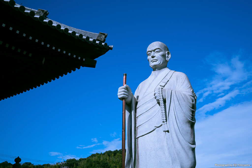 本願寺八幡別院の蓮如上人之像です。大きく見えますが、実際には普通の人間よりちょっと大きいぐらい。