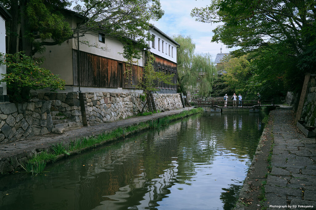 水郷風景。遠くに僅かに電柱が映り込んでいますが、ほとんどそのまま江戸時代の感じです。人物はおいといて。