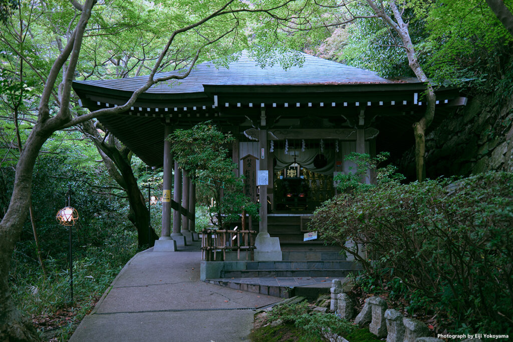 八幡山山頂、ロープウェイ駅近くにある「お願い地蔵尊」