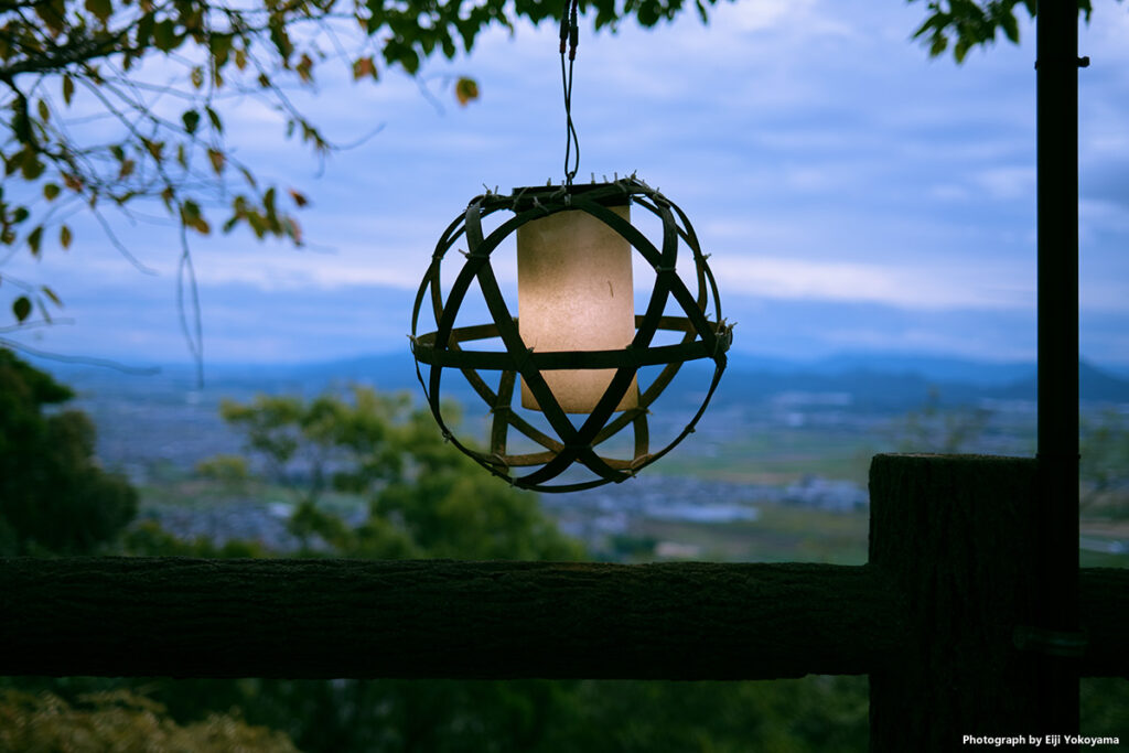 八幡山山頂。海抜は272mですが、市街地の海抜が85m。見ための高さは187mとなり、さほど高く感じません。