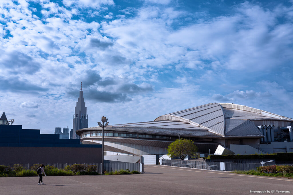 東京体育館、秋の空。左奥は代々木のドコモタワー。