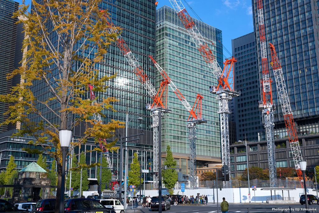 紅葉というよりは、ビル建築のクレーン群がいい感じだったので。