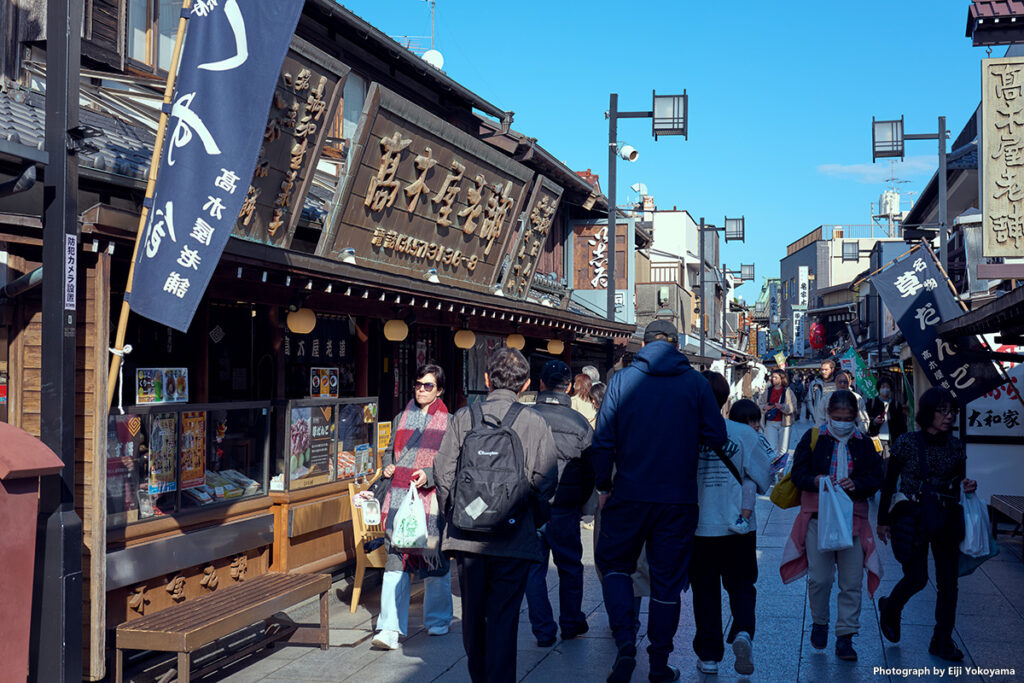 帝釈天参道商店街。外国人観光客もちらほら、という感じです。