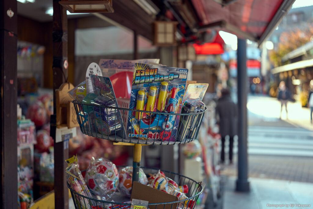 帝釈天参道商店街、土産物店にて。