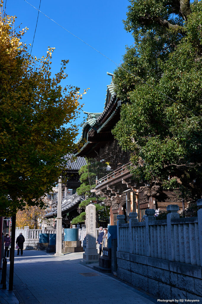 帝釈天山門前。