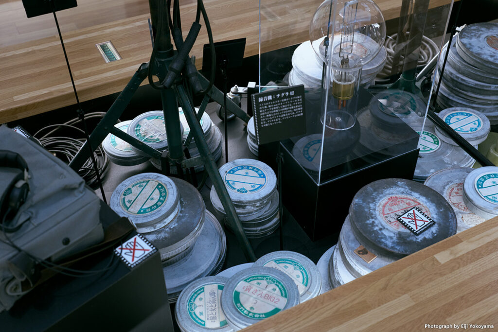 山田洋次ミュージアムに展示の映画フィルム（缶に入っている）。個人的にはとっても懐かしい。その昔、回していました！