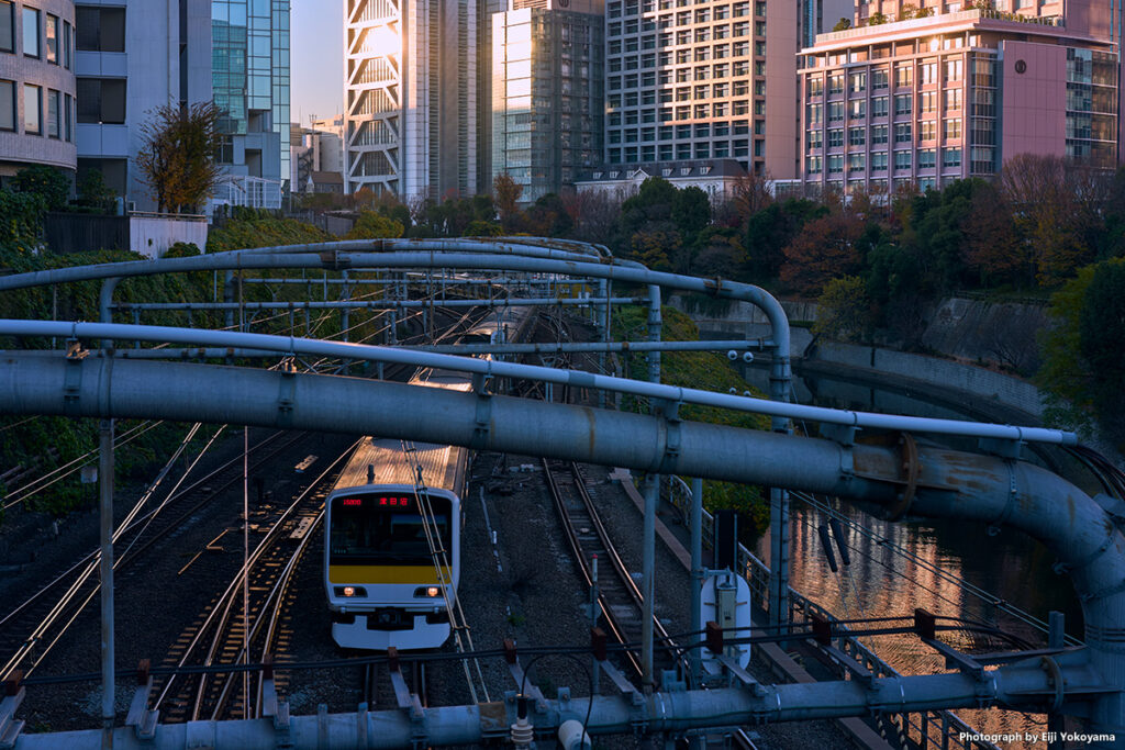 お茶の水、神田川沿いのJR。