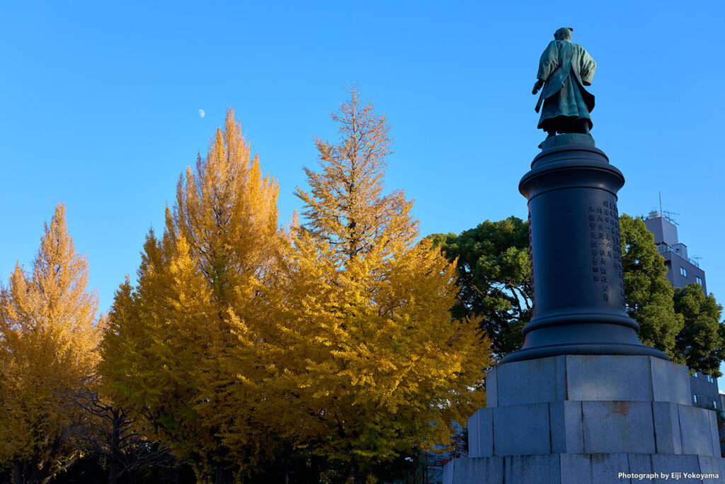 靖国神社。参道の銀杏並木と木村益次郎像。