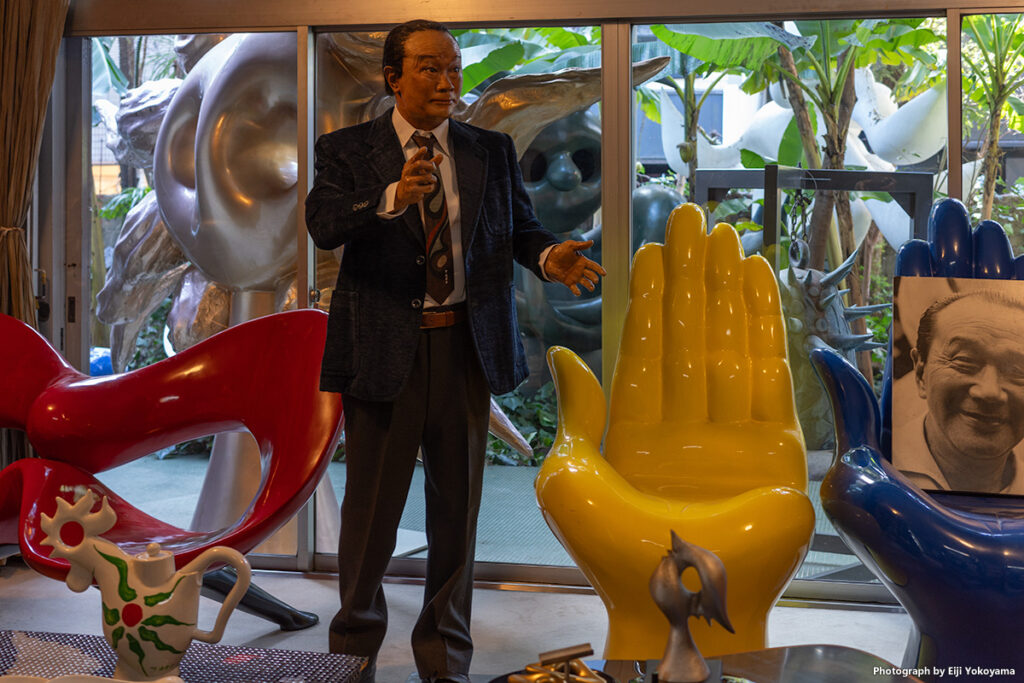 サロン。岡本太郎氏（たぶん等身大）の像が。