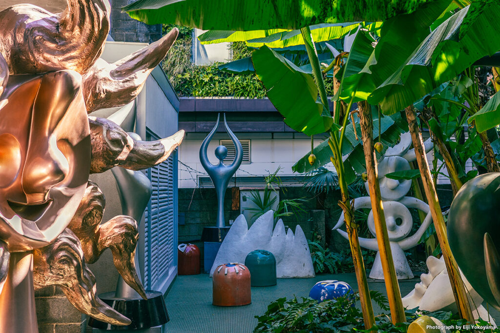 庭にはたくさんのオブジェが。