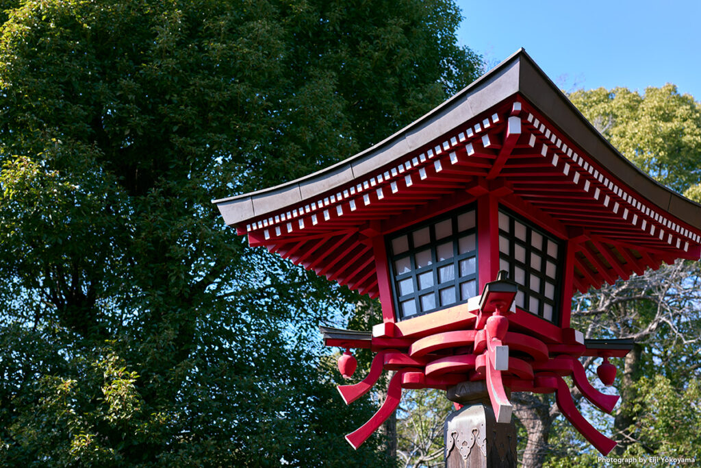 清水観音堂。参道の木灯篭。