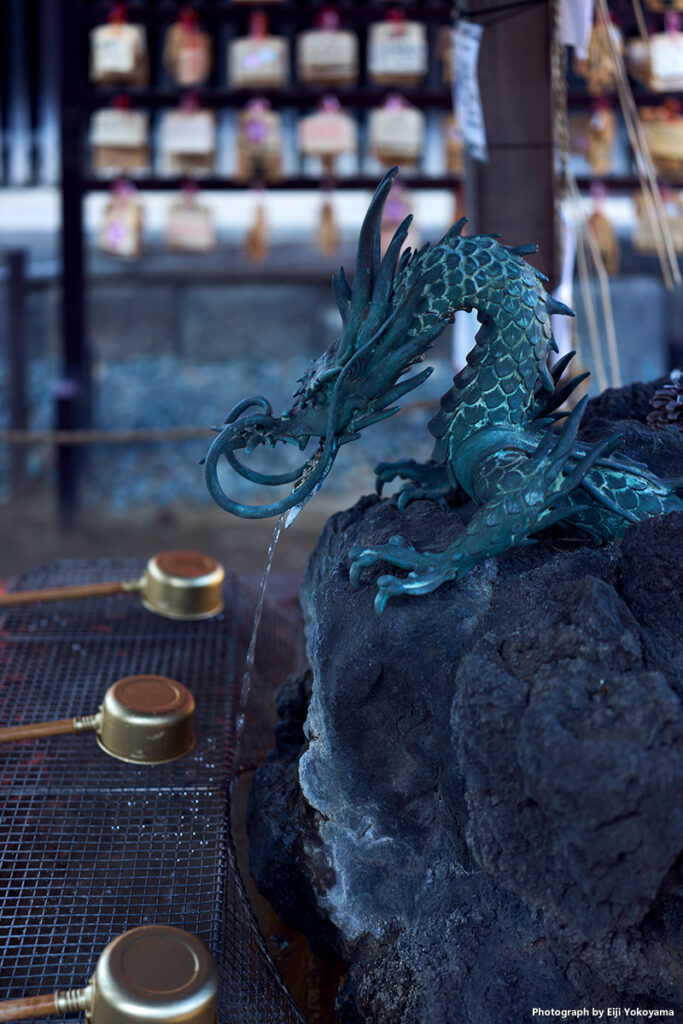 清水観音堂。手水社の龍。