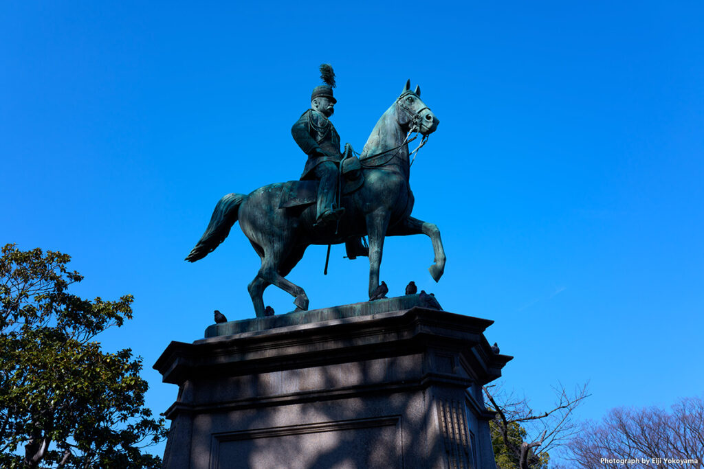いつもはスルーしている小松宮彰仁親王銅像。なぜか今回、妙に格好良く感じたので、1枚。