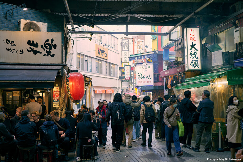 アメ横、飲食店街。５時ちょい前、居酒屋はどこもすでに満員。