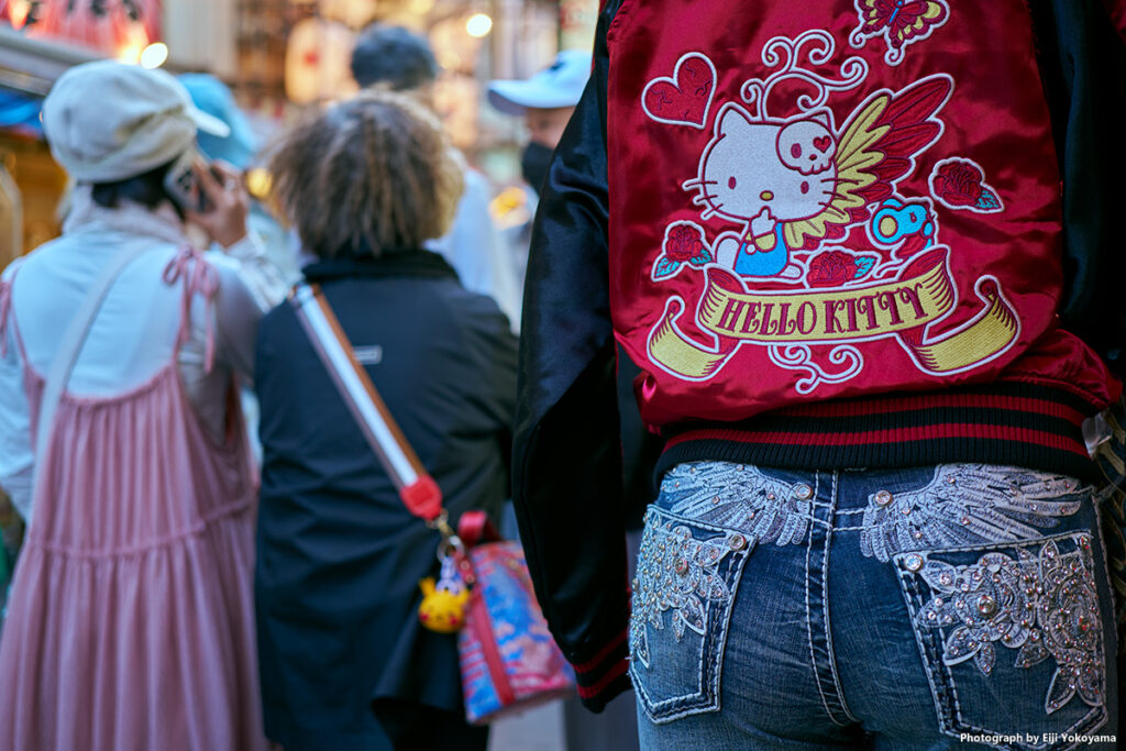 写真右のキティー、店先のディスプレイ用マネキンです。