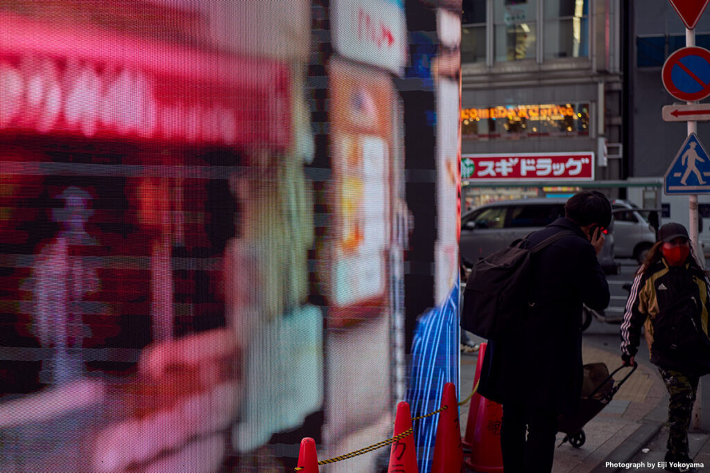大型ディスプレイの横で。御徒町にて。