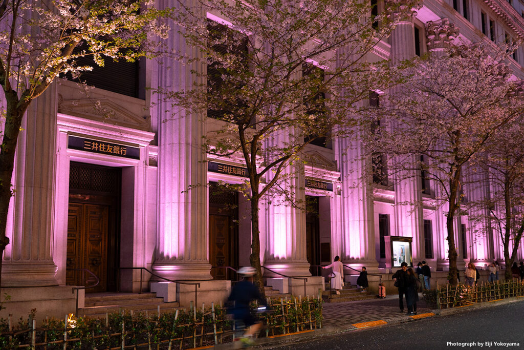 日本橋、三井住友銀行前。