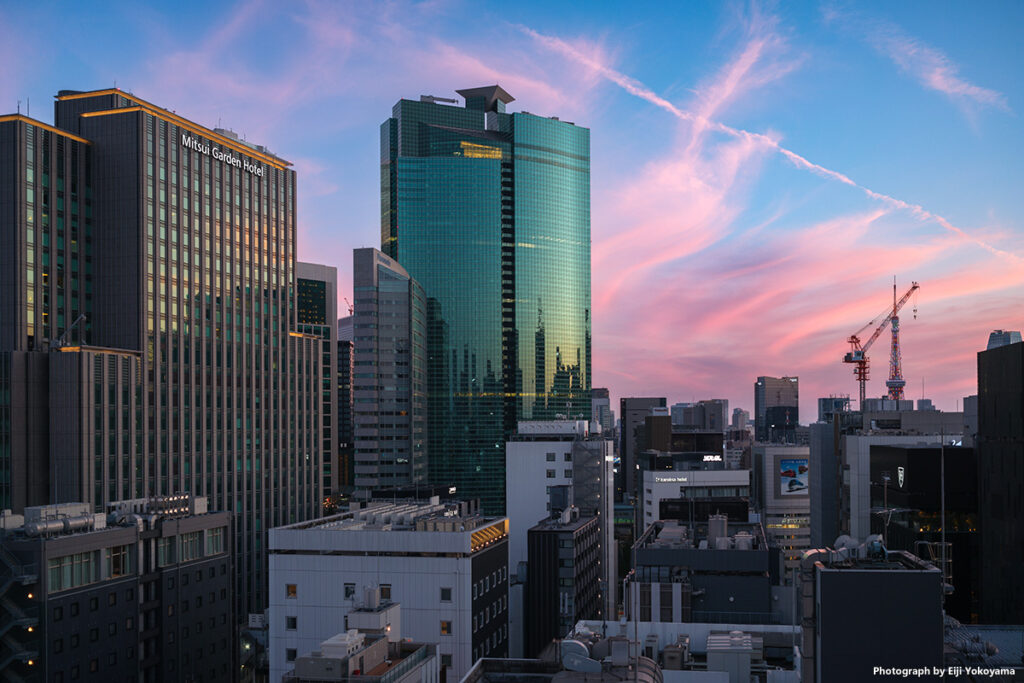 汐留方面、夕焼け。GINZA SIX、屋上庭園にて。